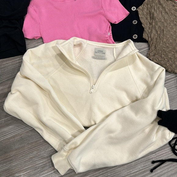 LOT 10 Tops - Picture 7 of 8